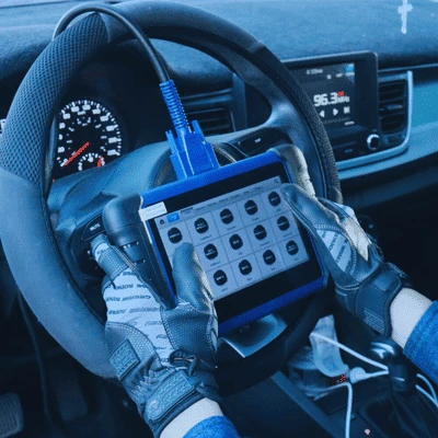 Técnico programando llave inteligente con escáner